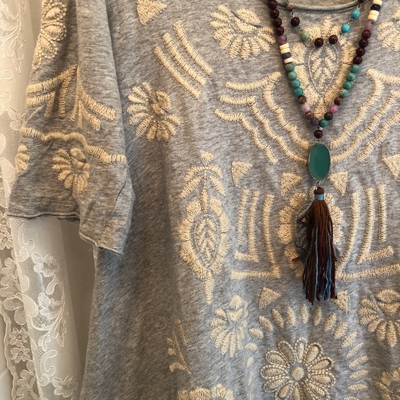 JOHNNY WAS * Soft Gray Embroidered Sharkbite Top - Picture 4 of 9